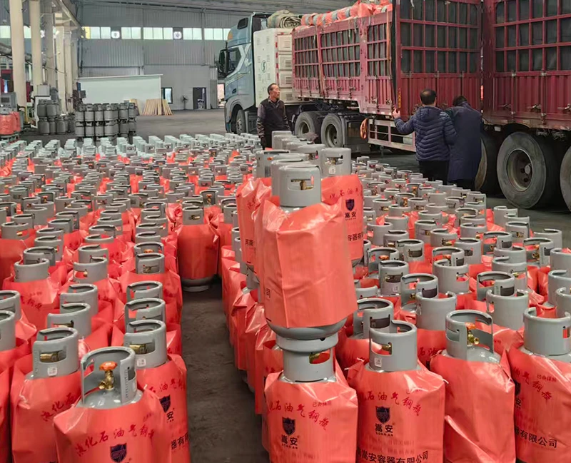 Bouteilles de GPL pr&ecirc;tes &agrave; &ecirc;tre exp&eacute;di&eacute;es