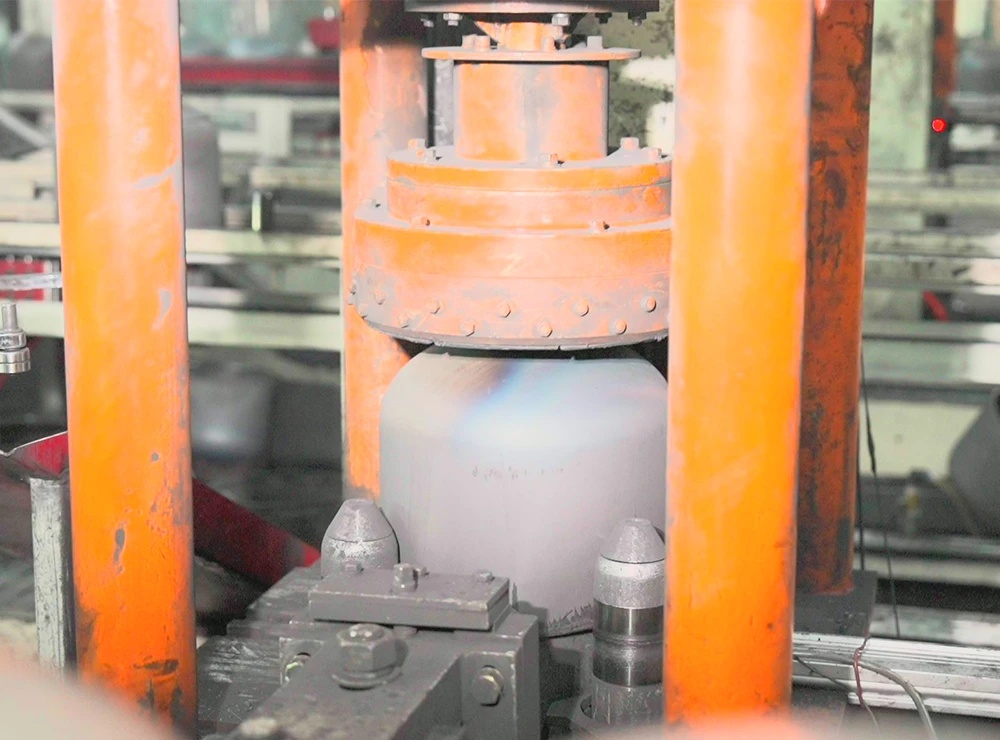 Machine de coupe de bords pour la fabrication de bouteilles de GPL