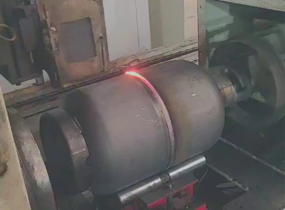 Soudage circulaire semi-automatique de cylindres pour ligne de production de bouteilles de GPL