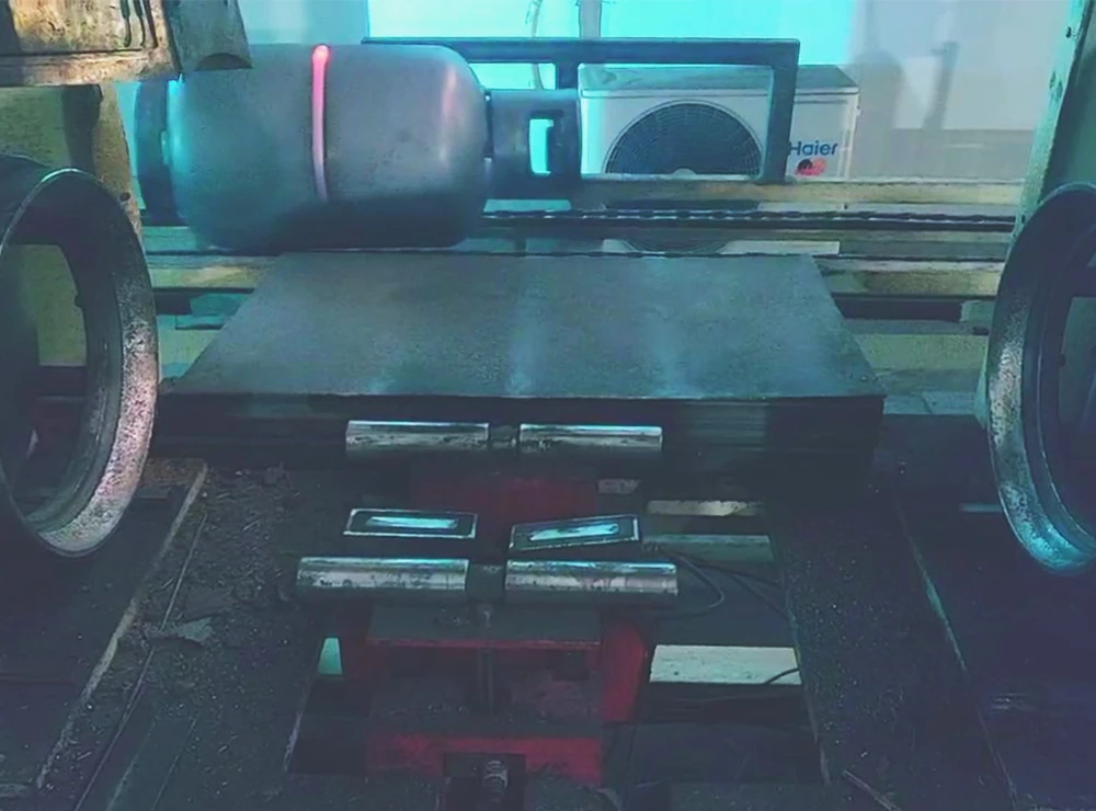Soudage circulaire semi-automatique de cylindres pour ligne de production de bouteilles de GPL