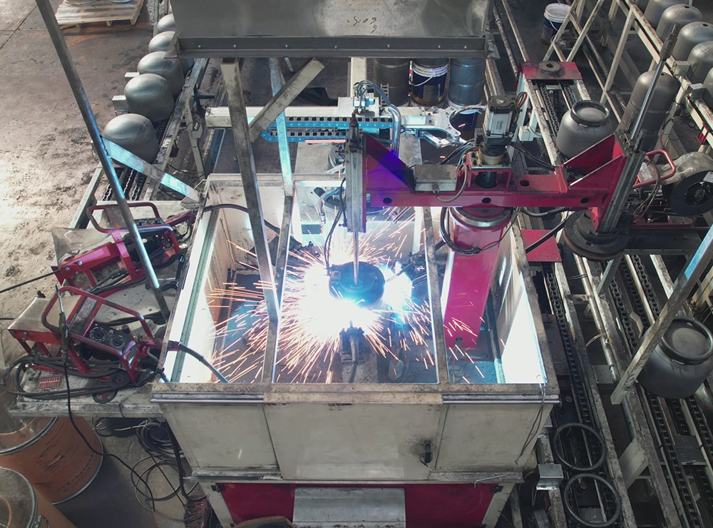 Machine de soudage d'anneaux de pied &agrave; trois stations pour la fabrication de bouteilles de GPL