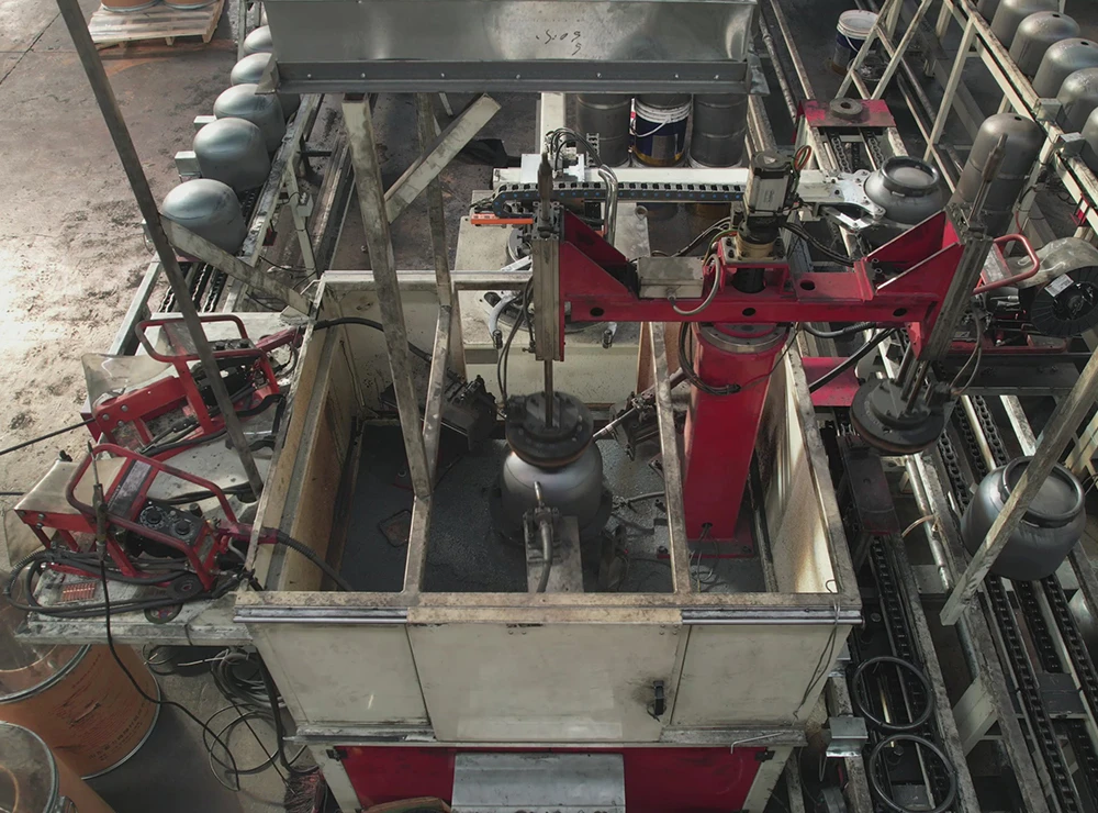 Machine de soudage d'anneaux de pied &agrave; trois stations pour la fabrication de bouteilles de GPL