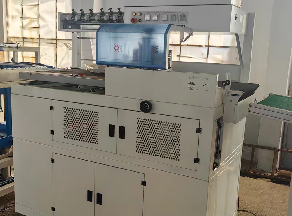 Machine de recouvrement de film plastique