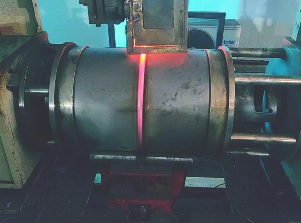 Soudage circulaire semi-automatique de cylindres pour ligne de production de bouteilles de GPL