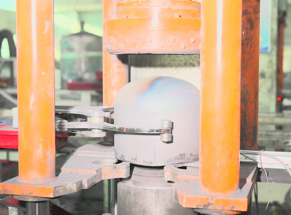Machine de coupe de bords pour la fabrication de bouteilles de GPL