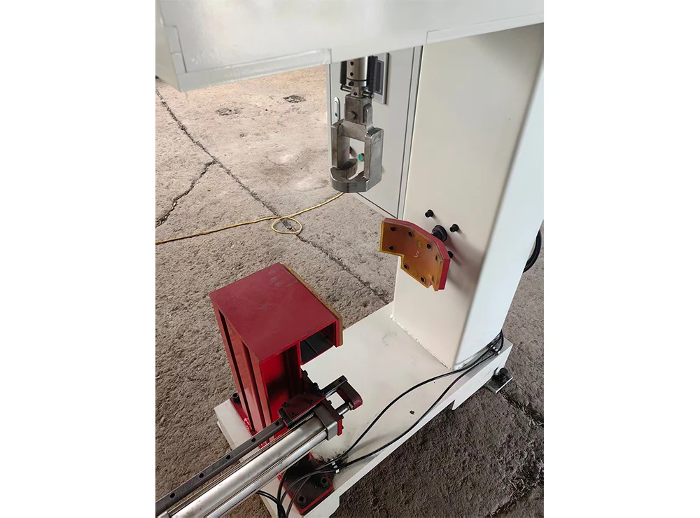 Machine de montage de vannes pour bouteilles de GPL